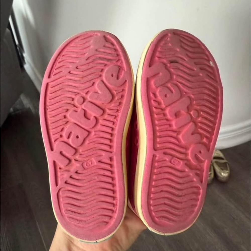 Toddler Size 7 - 4 pairs of shoes - Picture 8 of 10